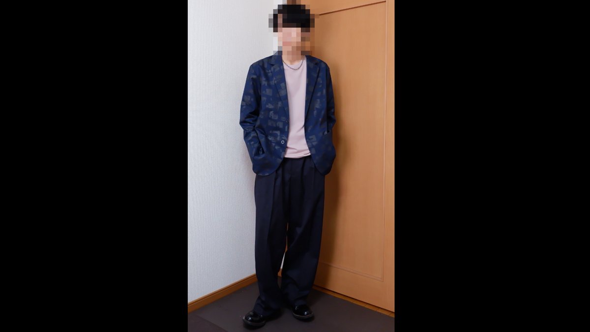 ネイビーの柄ジャケットのコーデ