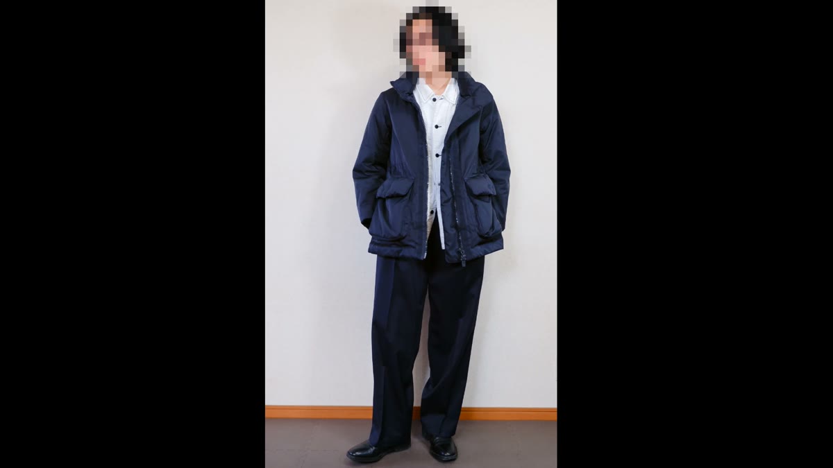 ネイビーのアウターに白のシャツ、ゆとりのあるネイビーのパンツ
