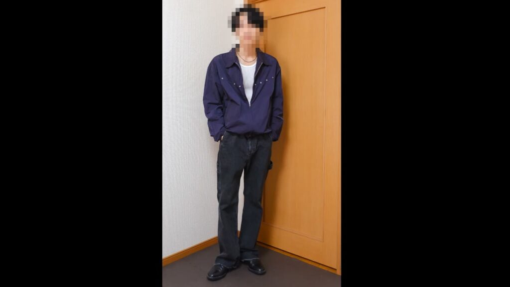 ネイビーのナイロンのブルゾンを前を開けて白のタンクトップとジーンズで着た着こなし