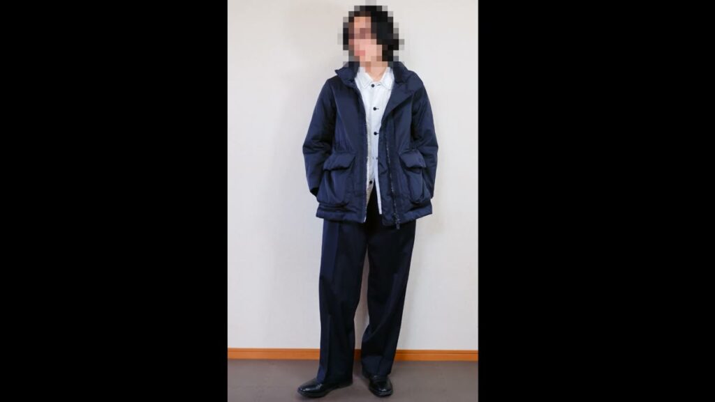 ネイビーのダウンのショートコートを前を開けて白のシャツで着た着こなし