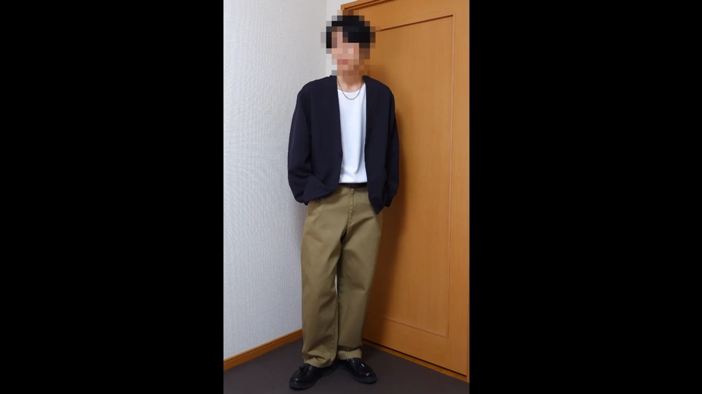 ネイビーのノーカラージャケットと白Tシャツ、ベージュのチノパンのコーデ