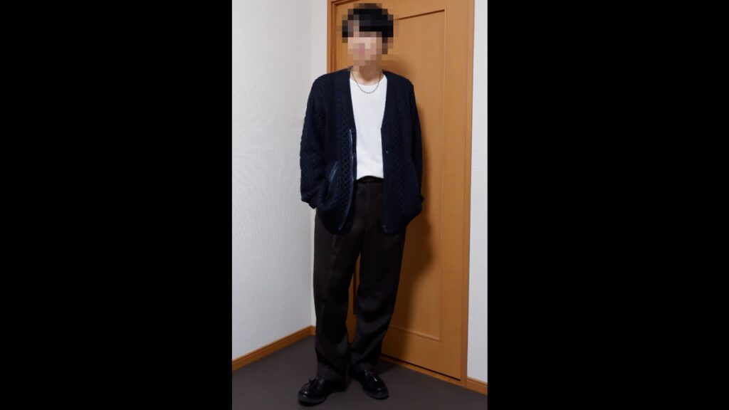 ネイビーのカーディガンに白T、ダークブラウンのスラックス、濃い色のタッセルローファーを合わせた着こなし