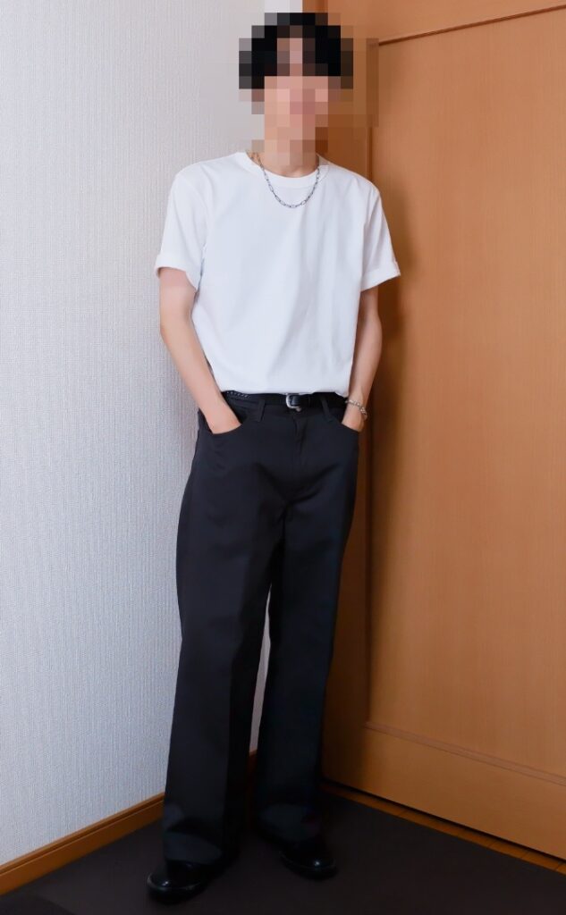 白Tと黒のパンツを上下とも少しゆとりのあるサイズでそろえた直し方コーデ