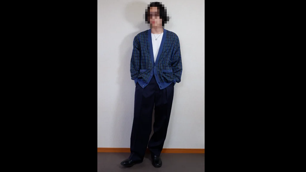 チェックのカーディガンと白Tシャツ、ネイビーのスラックスのコーデ