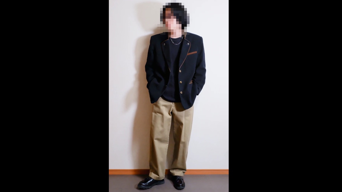 ゆとりのあるベージュのパンツに濃い色の靴