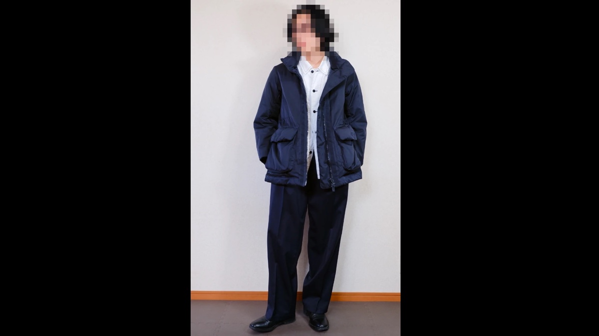 ダウンの下に程よいゆとりのあるワイドパンツ