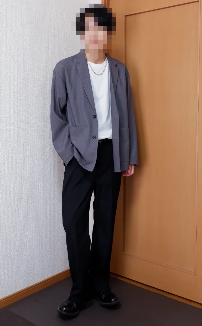 グレーのジャケット・白T・黒のストレートパンツ・黒の革靴の直し方コーデ