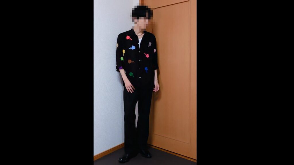 黒のシャツに白のタンクトップをのぞかせ、袖をまくって黒の重さを軽くした直し方コーデ
