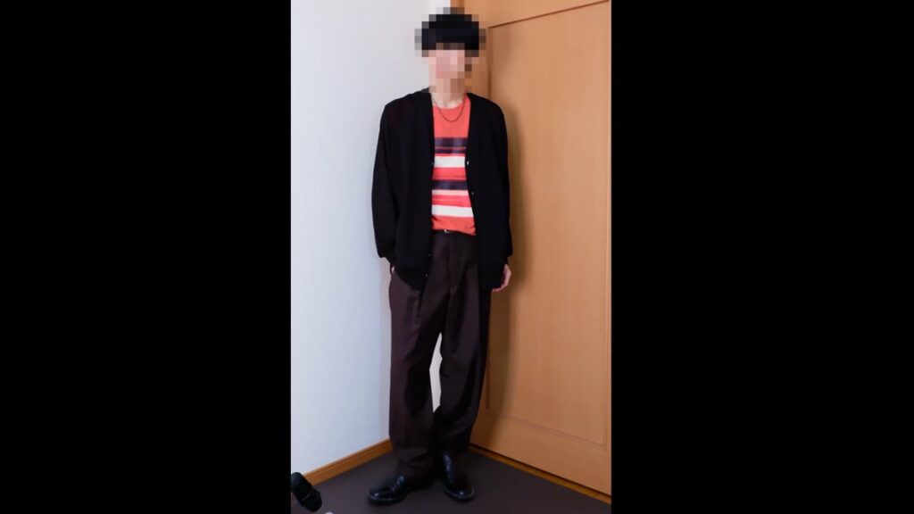 黒のカーディガンとダークブラウンのワイドスラックスを、上下とも少しゆとりのあるサイズでそろえた直し方コーデ