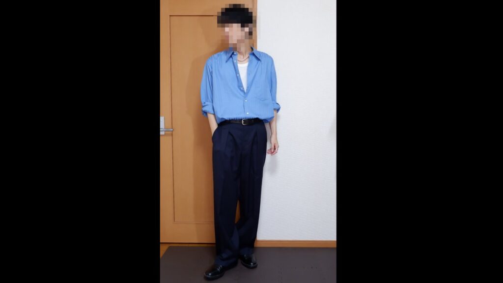 水色のシャツとネイビーのワイドスラックスを、サラッとした生地でそろえた直し方コーデ